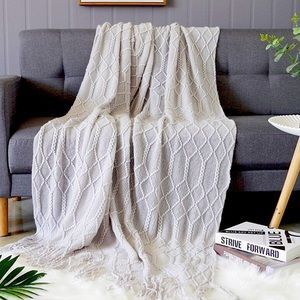 Knitted throw
